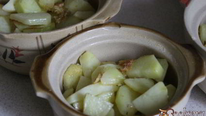 картофель с мясом и чечевицей в горшочках