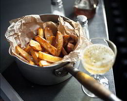 Картофель с соусом дзадзики и морской солью