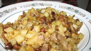 Картошка с грибами опятами жареная