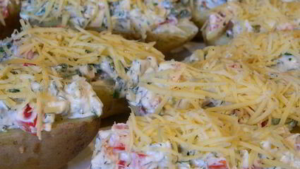 молодой картофель с перцем и творожным сыром