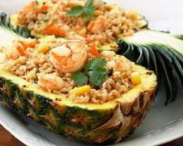 Острый рис с креветками в ананасе