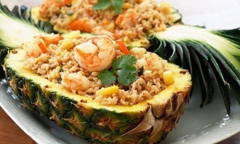 Рецепт острого риса с креветками в ананасе