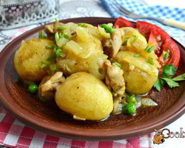 Отварной молодой картофель с жареной курицей, луком и горошком