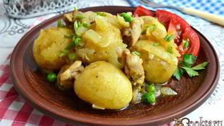 Отварной молодой картофель с жареной курицей, луком и горошком