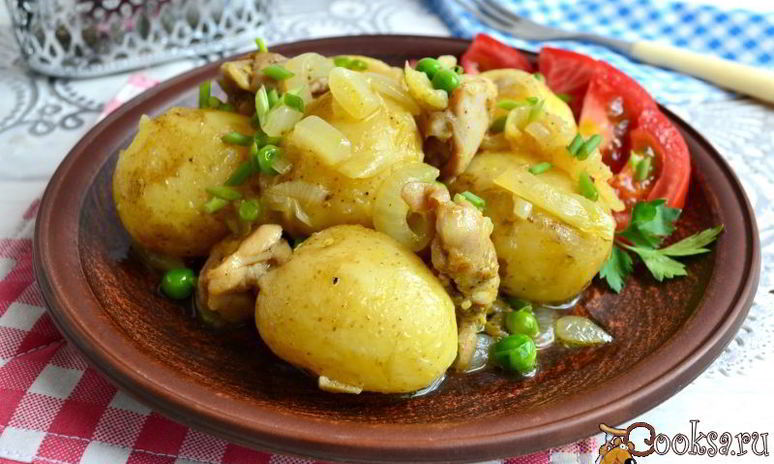 Рецепт отварного молодой картофель с жареной курицей, луком и горошком