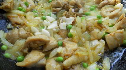 отварной молодой картофель с жареной курицей, луком и горошком