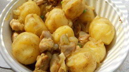 отварной молодой картофель с жареной курицей, луком и горошком