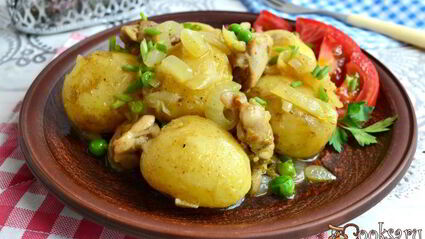 отварной молодой картофель с жареной курицей, луком и горошком