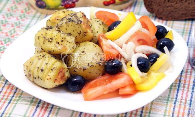 Рецепт пряного картофеля с салатом