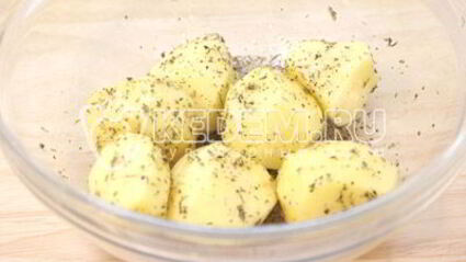 пряный картофель с салатом