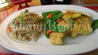 Рис, обжаренный с рыбой и овощами