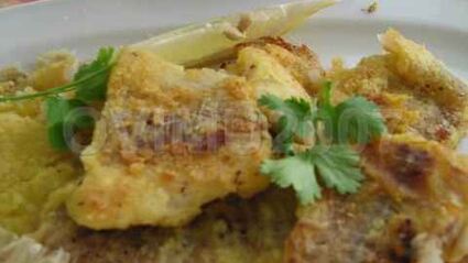 рис, обжаренный с рыбой и овощами