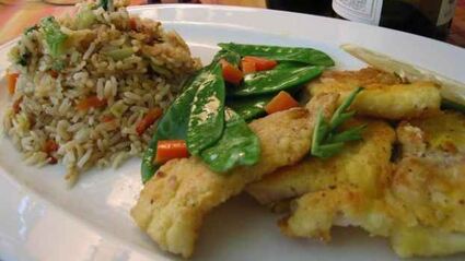 рис, обжаренный с рыбой и овощами