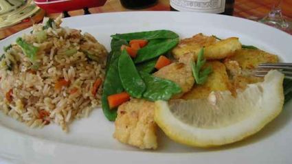 рис, обжаренный с рыбой и овощами