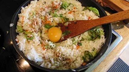 рис, обжаренный с рыбой и овощами