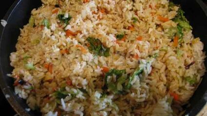 рис, обжаренный с рыбой и овощами