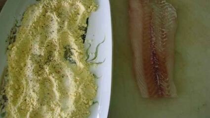 рис, обжаренный с рыбой и овощами