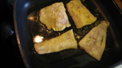 рис, обжаренный с рыбой и овощами