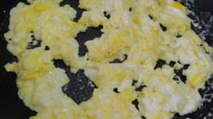 рис с яйцом и овощами