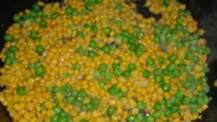 рис с яйцом и овощами