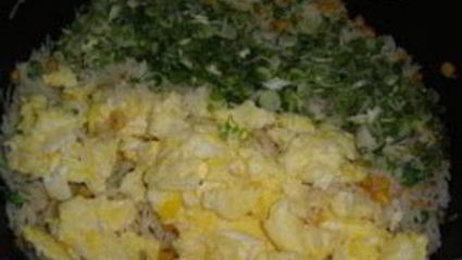 рис с яйцом и овощами