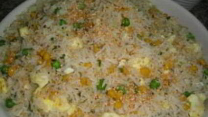 рис с яйцом и овощами