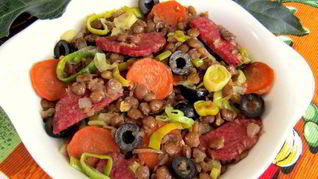 Зеленая чечевица с копченой колбасой в стиле фламенко