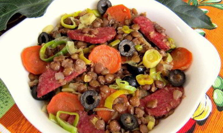 Рецепт зеленой чечевицы с копченой колбасой в стиле фламенко