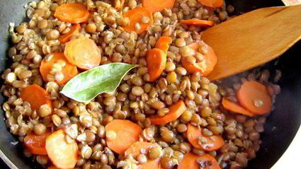 зеленая чечевица с копченой колбасой в стиле фламенко