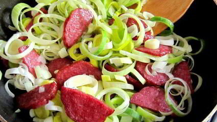 зеленая чечевица с копченой колбасой в стиле фламенко