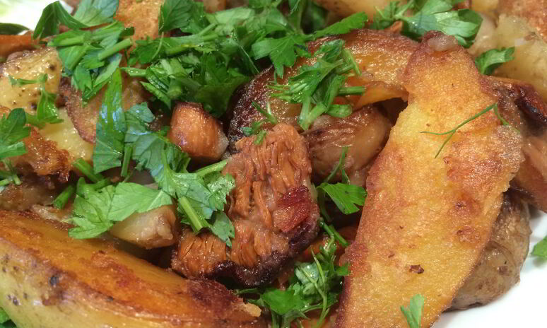 Рецепт жареного картофеля с лисичками и луком
