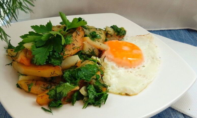 Рецепт жареного картофеля с зеленью и яйцом