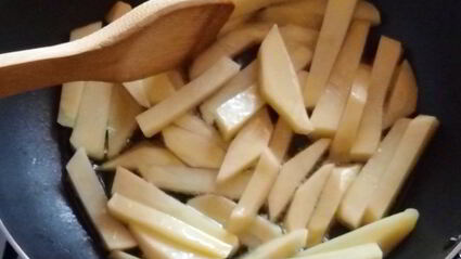 жареный картофель с зеленью и яйцом