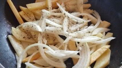 жареный картофель с зеленью и яйцом