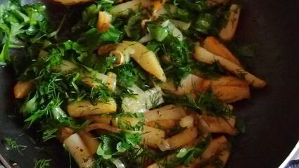 жареный картофель с зеленью и яйцом