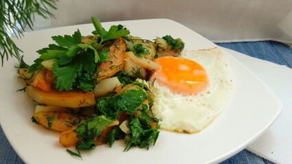 жареный картофель с зеленью и яйцом