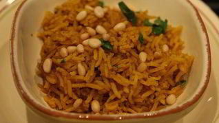 Золотистый рис с кинзой и кедровыми орешками