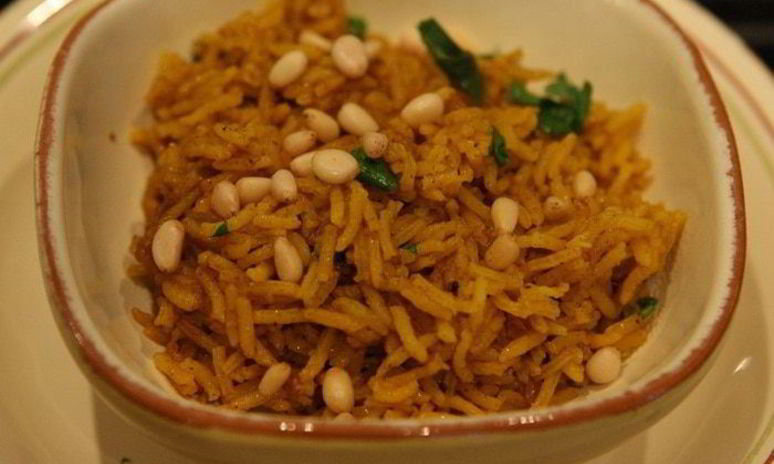 Рецепт золотистого риса с кинзой и кедровыми орешками