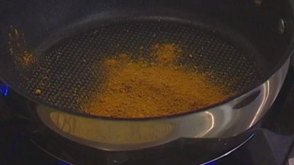 золотистый рис с кинзой и кедровыми орешками