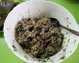 долма в виноградных листьях