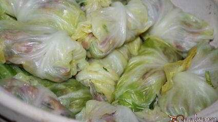 голубцы со свининой, запеченные в томатной заливке