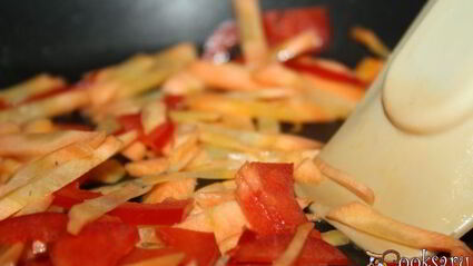 голубцы со свининой, запеченные в томатной заливке