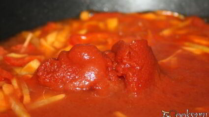 голубцы со свининой, запеченные в томатной заливке