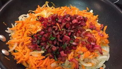 голубцы в свекольной ботве