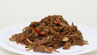 Гречневая лапша с говядиной и овощами в соевом соусе