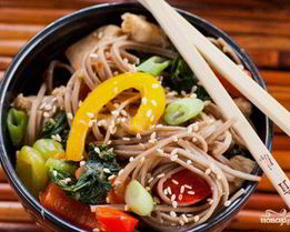 Гречневая лапша с курицей и овощами