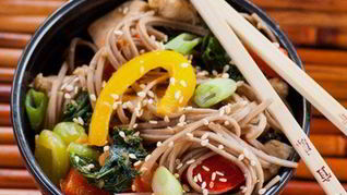 Гречневая лапша с курицей и овощами