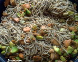 Гречневая лапша с семгой и авокадо