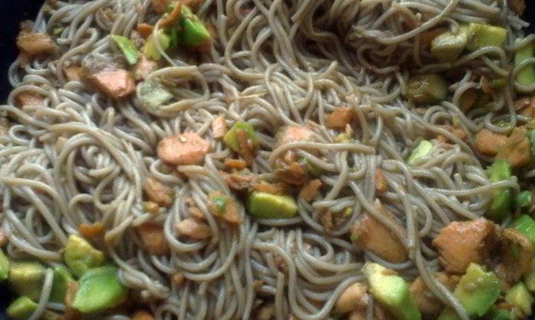 Рецепт гречневой лапши с семгой и авокадо