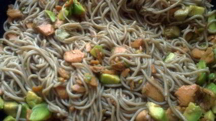 гречневая лапша с семгой и авокадо